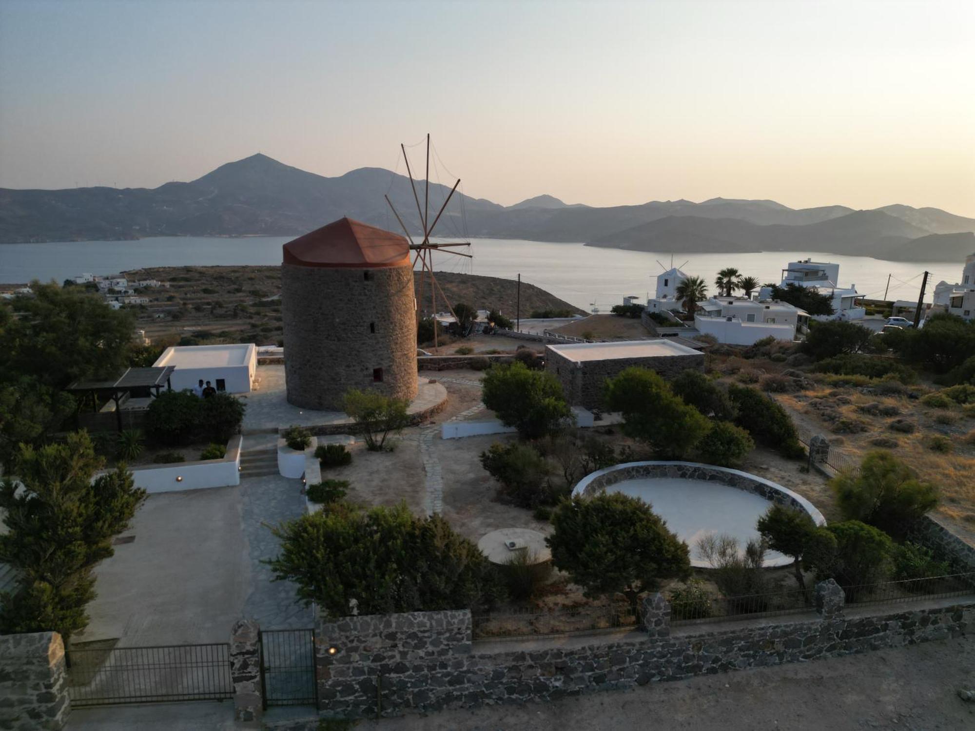 Marketos Windmill And Houses 트리피티 외부 사진